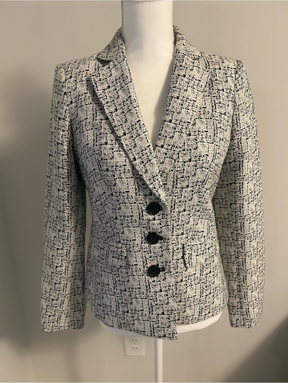 KARL LAGERFELD PARIS Women's Black & White Tweed Button Blazer